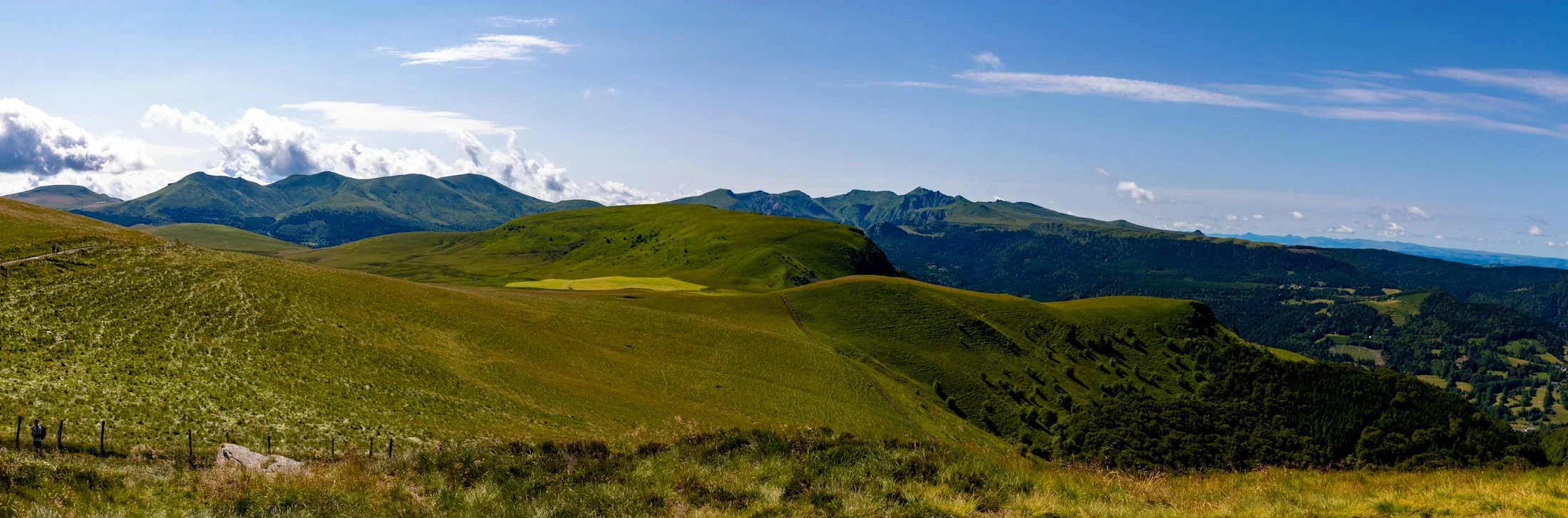 Paysage du Puy-de-Dôme avec collines et reliefs à l’horizon